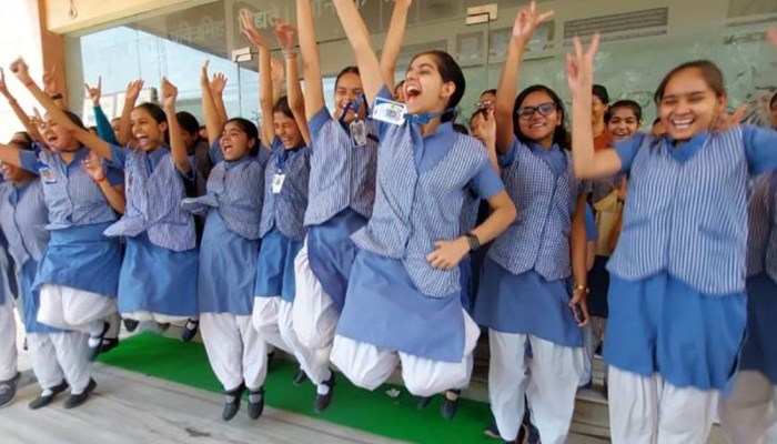 CBSE 12वीं में 87.33% बच्चे पास: लखनऊ में आयुषी रही टॉप स्कोरर, लड़को में दिलप्रीत ने मारी बाजी