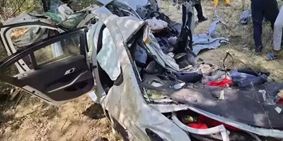 नोएडा: यमुना एक्‍सप्रेस वे पर पलटी खाते हुई 20 फुट नीचे जा गिरी BMW कार, 1 की मौत दूसरा घायल