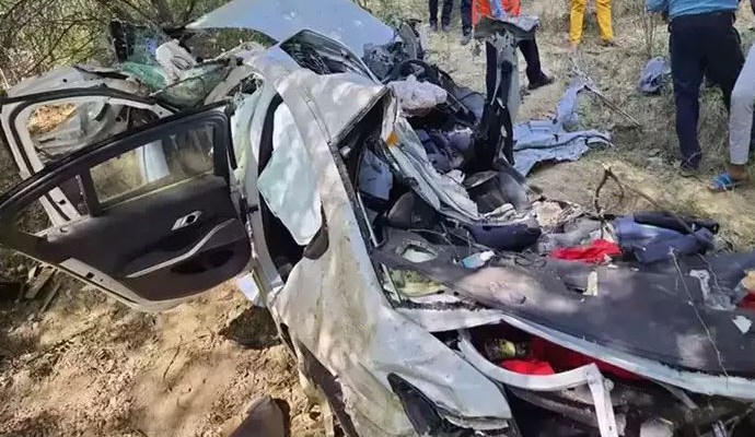 नोएडा: यमुना एक्‍सप्रेस वे पर पलटी खाते हुई 20 फुट नीचे जा गिरी BMW कार, 1 की मौत दूसरा घायल