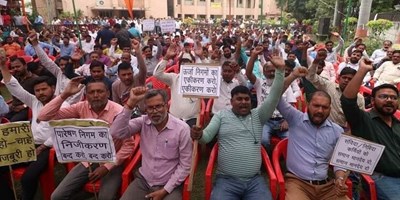 यूपी: बिजलीकर्मियों की हड़ताल बिना शर्त खत्म, मुकदमे होंगे वापस, बर्खास्तगी खत्म करने का आदेश