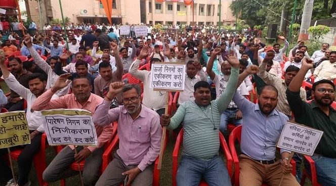 यूपी: बिजलीकर्मियों की हड़ताल बिना शर्त खत्म, मुकदमे होंगे वापस, बर्खास्तगी खत्म करने का आदेश