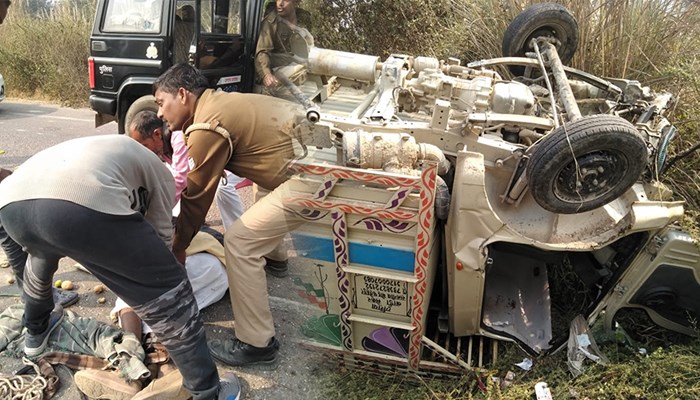 लालगंज: लोडर और डीसीएम की टक्कर एक दर्जन घायल, एक की मौत 