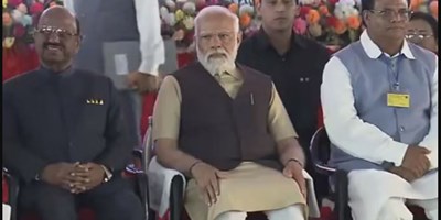 PM मोदी ने बंगाल को दी 4500 करोड़ से अधिक परियोजनाओं की सौगात, सिलीगुड़ी-राधिकापुर ट्रेन को दिखाई हरी झंडी