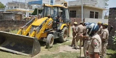 गोरखपुर के माफिया विनोद के अवैध निर्माण पर गरजा बुलडोजर, नियमों की अनदेखी कर बनवाया है मकान