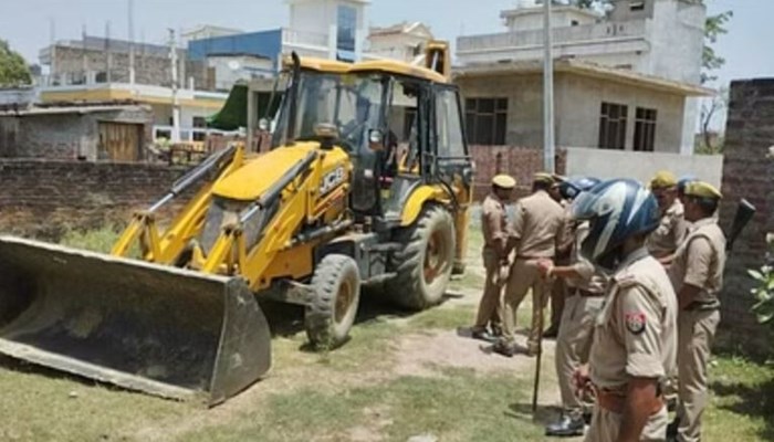 गोरखपुर के माफिया विनोद के अवैध निर्माण पर गरजा बुलडोजर, नियमों की अनदेखी कर बनवाया है मकान