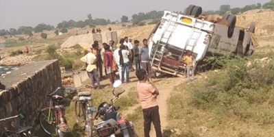 मीरजापुर: तेज रफ़्तार के चलते भीषण सड़क हादसे में बस पलट गई , बस में सवार चार की मौत, 24 घायल