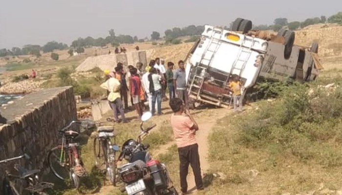 मीरजापुर: तेज रफ़्तार के चलते भीषण सड़क हादसे में बस पलट गई , बस में सवार चार की मौत, 24 घायल