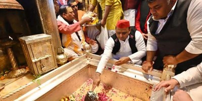 Modi-Yogi की तर्ज पर काशी की गलियों में घूमे Akhilesh, पुजारी से बोले- अरे तिलक तो लगाइए