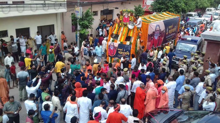 महंत नरेंद्र गिरि महासमाधि में लीन घोषित उत्तराधिकारी बलवीर ने संपन्न कराई अंतिम प्रक्रिया