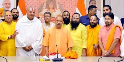 सीएम योगी से मिले अयोध्या के धर्माचार्य, जगदगुरू रामानंदाचार्य के नाम पर बनेगा नयाघाट-टेढ़ीबाजार मार्ग