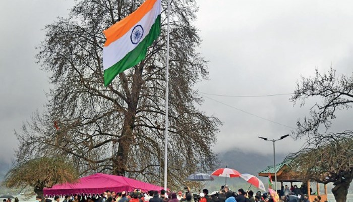 श्रीनगर की मशहूर डल झील पर लहराया 70 फीट ऊंचा तिरंगा,