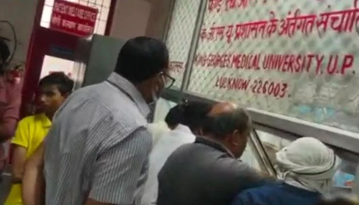 यूपी: मास्क पहनकर KGMC में मरीजों की लाइन में लगे डिप्टी सीएम बृजेश पाठक, अव्यवस्था देख भड़के