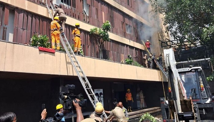 लेवना अग्निकांड: 5 घंटे के रेस्क्यू में तीसरी मंजिल पर 2 शव और मिले, मृतकों की संख्या 4; खिड़कियां तोड़ 10 को बचाया