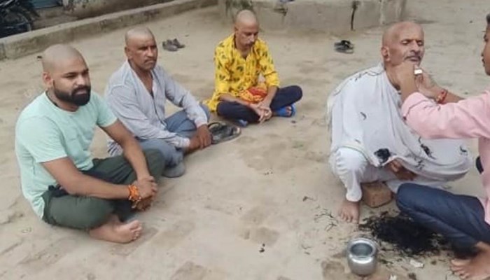 यूपी: एक ऐसा भी गांव, बंदर की मृत्यु पर लोगाें ने कराए मुंडन, अब तेरहवीं करने की तैयारी