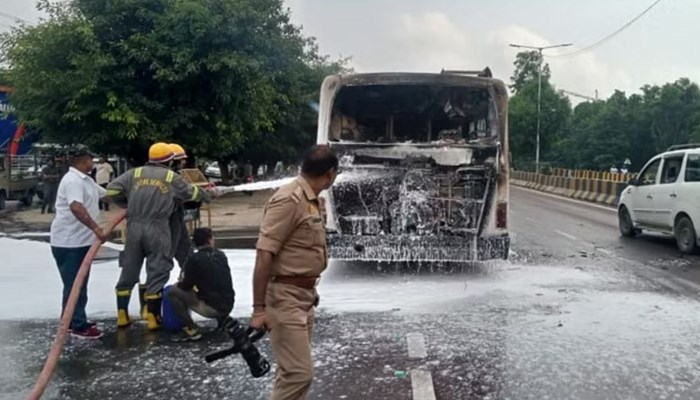 लखनऊ: शार्ट सर्किट से चलती बस में लगी आग, बाल-बाल बचे यात्री, 16 लोग थे सवार 