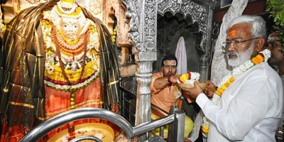 वाराणसी में स्वतंत्र देव सिंह बोले- विपक्षी दल सरकार के साथ मिल कर गरीबों की मदद करें