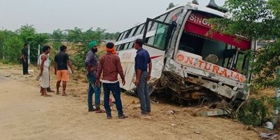 लखनऊ-आगरा एक्सप्रेसवे पर बस हादसे में 26 यात्री घायल, तीन की हालत गंभीर