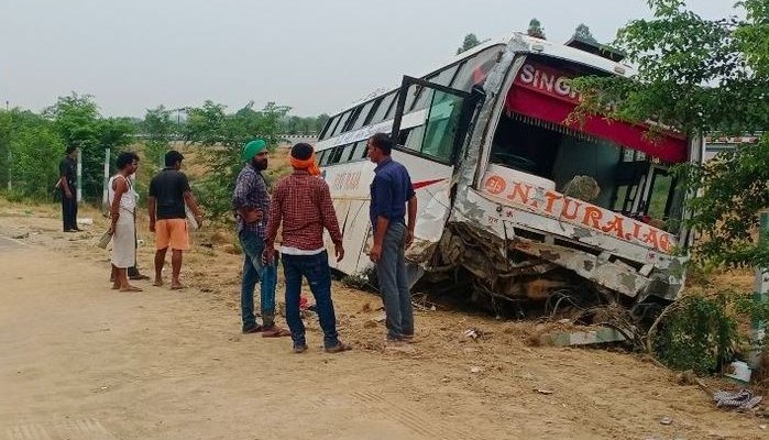 लखनऊ-आगरा एक्सप्रेसवे पर बस हादसे में 26 यात्री घायल, तीन की हालत गंभीर