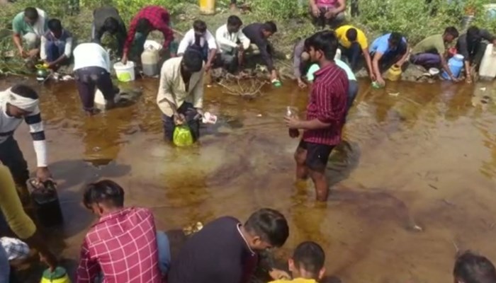 अलीगढ़ में पेट्रोल से भरा टैंकर पलटा, मची लूट; VIDEO वायरल 