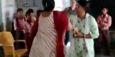 बाराबंकी: क्लासरूम में दो महिला शिक्षकों में मारपीट का VIDEO वायरल, बच्‍चों के सामने प्रधानाध्यापिका का दबाया गला, मारे थप्पड़