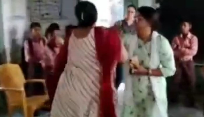 बाराबंकी: क्लासरूम में दो महिला शिक्षकों में मारपीट का VIDEO वायरल, बच्‍चों के सामने प्रधानाध्यापिका का दबाया गला, मारे थप्पड़