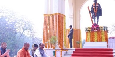 सीएम योगी ने पुण्यतिथि पर बापू को दी श्रद्धांजलि, राष्ट्रपिता की प्रतिमा पर अर्पित किए पुष्प