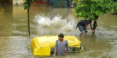 लखनऊ: बारिश ने मचाई तबाही प्रशासन ने जारी किए दिशा निर्देश, सीवर, खम्भों से रहें दूर