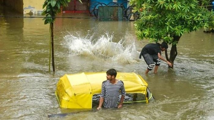 लखनऊ: बारिश ने मचाई तबाही प्रशासन ने जारी किए दिशा निर्देश, सीवर, खम्भों से रहें दूर