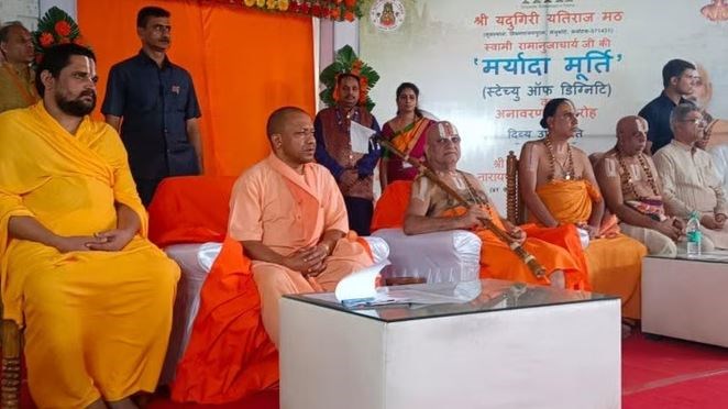 अयोध्या: रामास्वामी मंदिर पहुंचे मुख्यमंत्री योगी आदित्यनाथ, रामानुजाचार्य की प्रतिमा का किया अनावरण