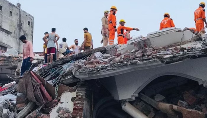 बाराबंकी: तीन मंजिला इमारत ढही, नींव कमजोर या हुआ विस्फोट... असमंजस बरकरार, आ रही थी बारूद जैसी महक 