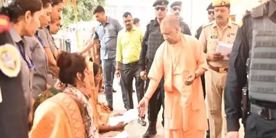 बिहार से आई महिला ने सीएम Yogi के जनता दरबार में मांगी मदद, गोरखपुर पहुंचकर 1 मिनट में दूर हुई समस्या