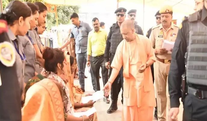 बिहार से आई महिला ने सीएम Yogi के जनता दरबार में मांगी मदद, गोरखपुर पहुंचकर 1 मिनट में दूर हुई समस्या