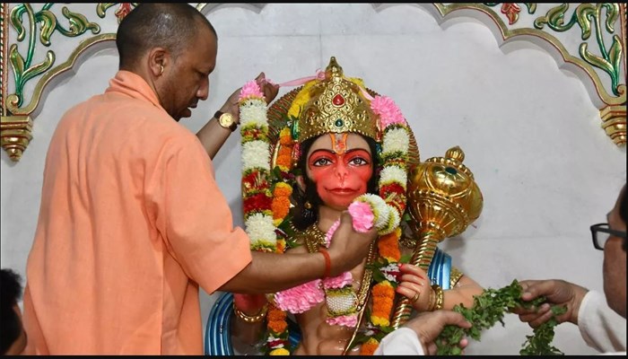 हनुमान जयंती 2024: गोरखनाथ मंदिर में CM योगी ने की हनुमान जी की पूजा, लोगों की दी शुभकामनाएं 