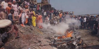 बाबा विश्वनाथ की नगरी में धधकती हुई चिताओं के बीच जमकर खेली जाती है मसाने की होली