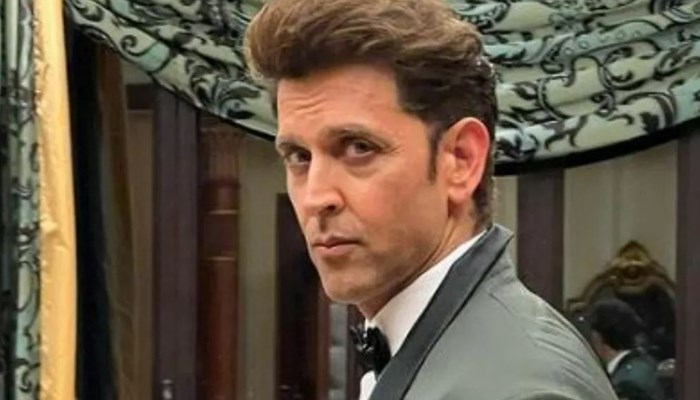 Hrithik Roshan ने सांता क्लॉज बन असम एयरबेस में मौजूद रक्षा अधिकारियों को दिए गिफ्ट