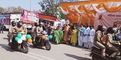 नवरात्र के पहले दिन सीएम योगी ने देवीपाटन मंदिर में की पूजा, महिला सशक्तिकरण रैली को रवाना किया