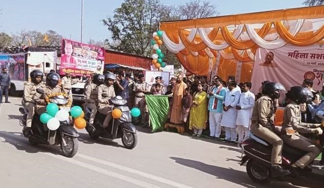 नवरात्र के पहले दिन सीएम योगी ने देवीपाटन मंदिर में की पूजा, महिला सशक्तिकरण रैली को रवाना किया