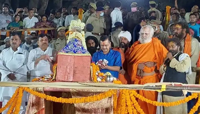 CM Kejriwal पहुंचे अयोध्या : सरयू में आरती कर प्रभु श्रीराम से देश को नंबर वन बनाने का किया मांग