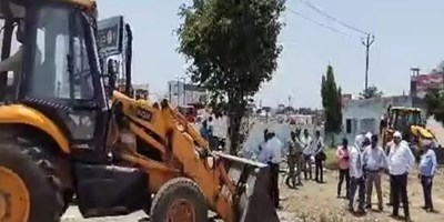 सीएम Yogi के शहर में माफिया के अवैध कब्जे पर चला बुलडोजर, Gorakhpur नगर निगम की 60 करोड़ की जमीन पर था कब्जा