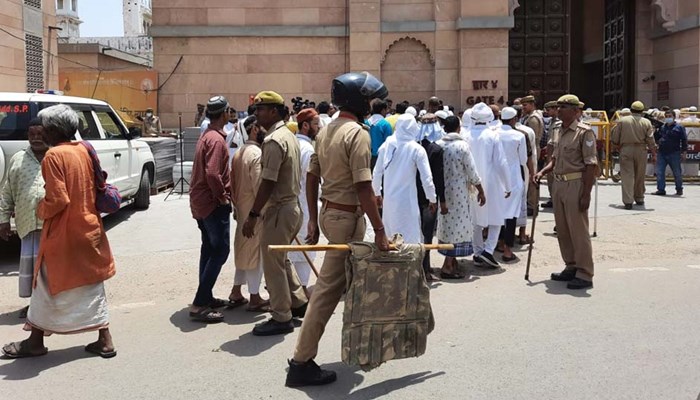 वाराणसी: ज्ञानवापी मस्जिद का सर्वे करने पहुंची टीम के खिलाफ लगाए गए नारे, पुलिस ने समझा-बुझाकर हटाया