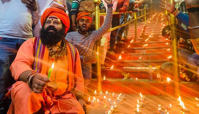 अयोध्या में 2100 दीप जलाकर मनाया गया शौर्य दिवस, हनुमान गढ़ी में दीप जलाकर कारसेवकों को दी गई श्रद्धाजलि