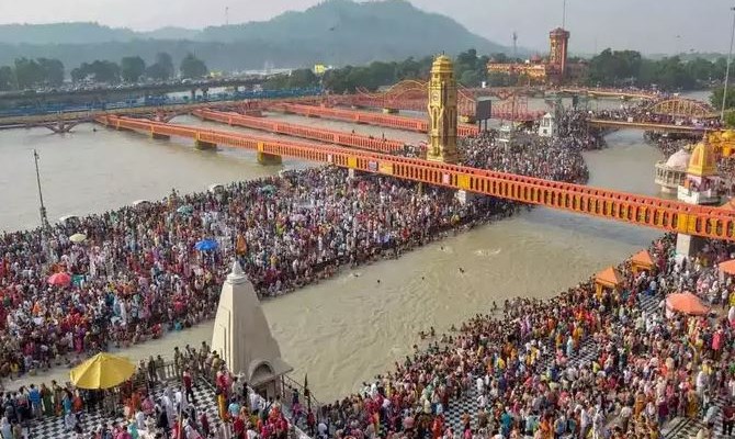 हरिद्वार में श्रद्धालुओं का सैलाब, गंगा दशहरा पर भागीरथी में लगाई आस्था की डुबकी