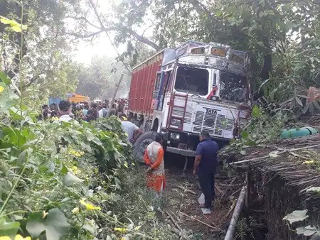 रफ्तार का कहरः गाजीपुर में बेकाबू ट्रक ने 6 लोगों को कुचला, जाने कैसे हुआ ये हादसा 