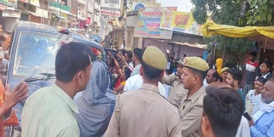 मऊ में गड़बड़ी फैलाने के आरोप में बसपा प्रत्यासी गिरफ्तार, भीड़ ने छुड़ाया, पुलिस ने किया लाठी चार्ज