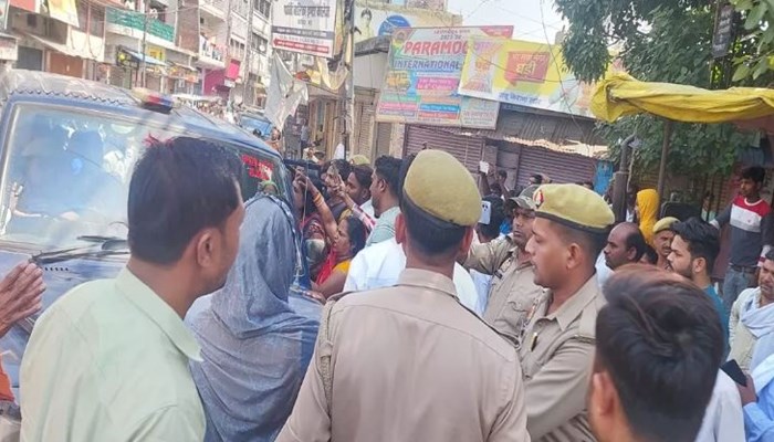 मऊ में गड़बड़ी फैलाने के आरोप में बसपा प्रत्यासी गिरफ्तार, भीड़ ने छुड़ाया, पुलिस ने किया लाठी चार्ज