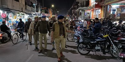 बाराबंकी पुलिस ने निकाला फ्लैग मार्च, एसपी ने कहा- सभी लोग कानून व्यवस्था बनाए रखें, माहौल खराब करने वालों पर होगी कार्रवाई