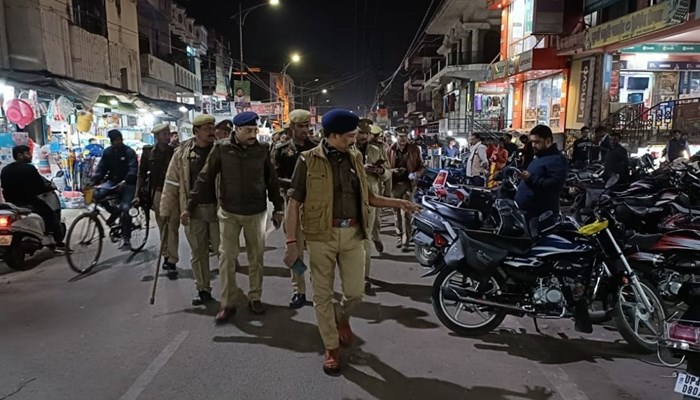 बाराबंकी पुलिस ने निकाला फ्लैग मार्च, एसपी ने कहा- सभी लोग कानून व्यवस्था बनाए रखें, माहौल खराब करने वालों पर होगी कार्रवाई