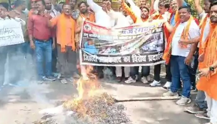 लखनऊ में जम्मू-कश्मीर की आतंकी घटना को लेकर प्रदर्शन: बजरंग दल और वीएचपी ने पाकिस्तान का फूंका पुतला, राष्ट्रपति को ज्ञापन भेजा