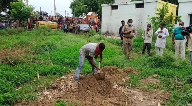 लखनऊ: हैवान पिता ने सात माह की मासूम को मारने के बाद गड्ढा खोदकर गाड़ दिया