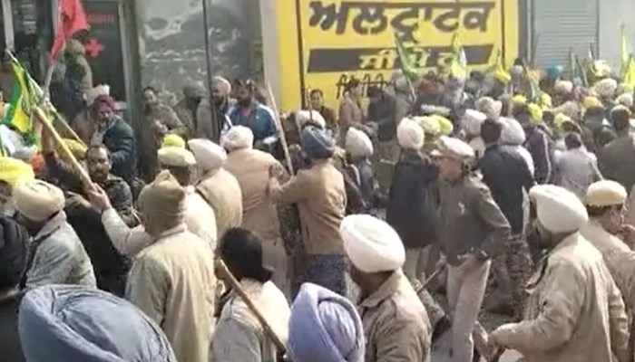 फिरोजपुर के जीरा में किसानों पर पुलिस का लाठीचार्ज, प्रदर्शनकारियों ने तोड़े बैरिकेड